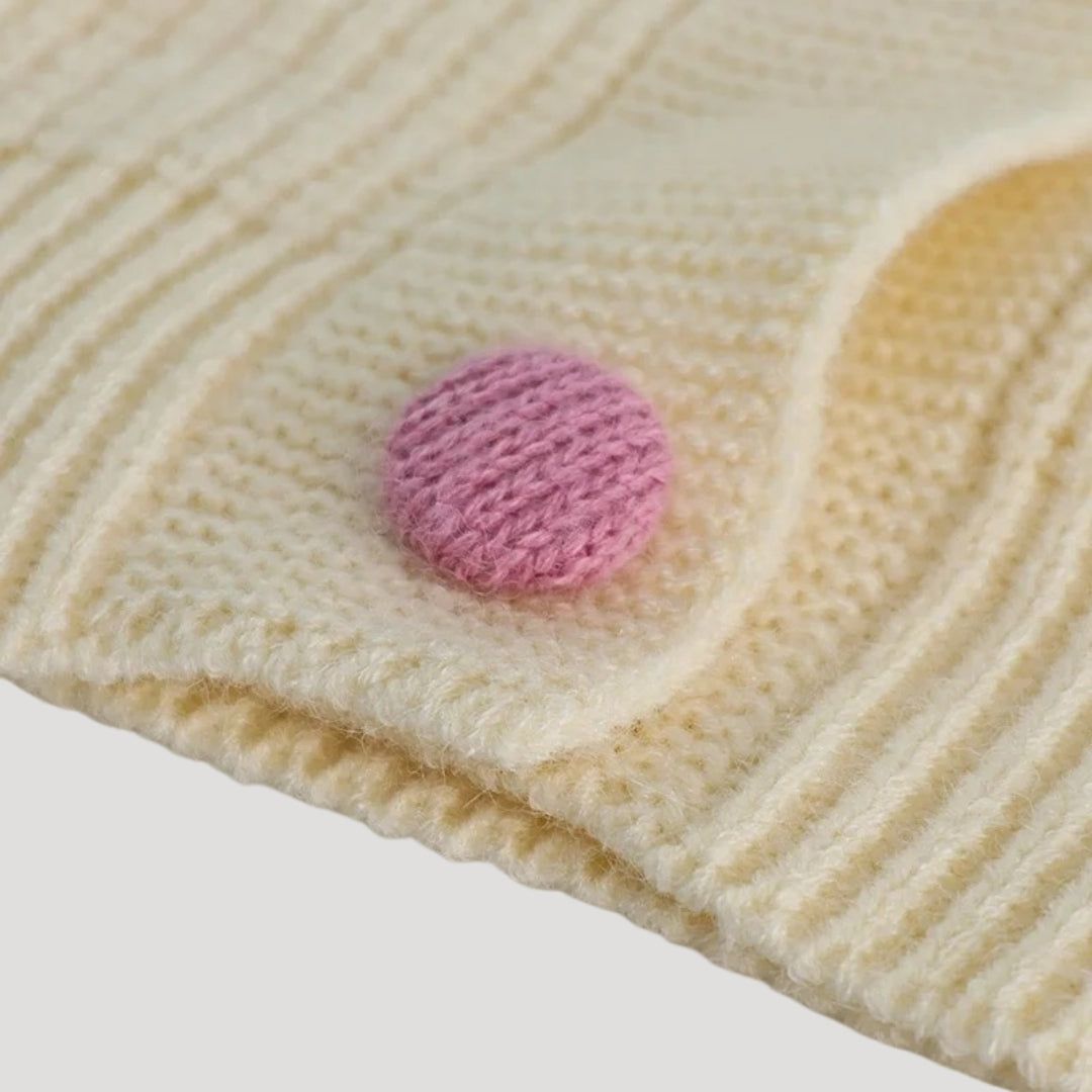 Kofta dam – stickad cardigan med knappar och jordgubbsmönster