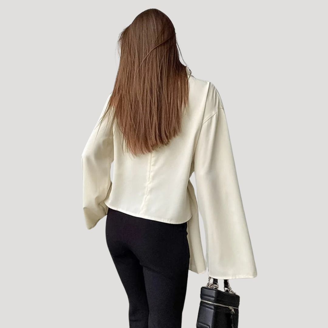 Vit sidenblus dam – långärmad festtopp i satin