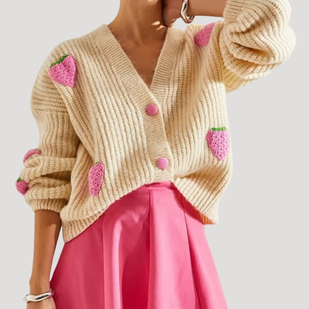 Kofta dam – stickad cardigan med knappar och jordgubbsmönster