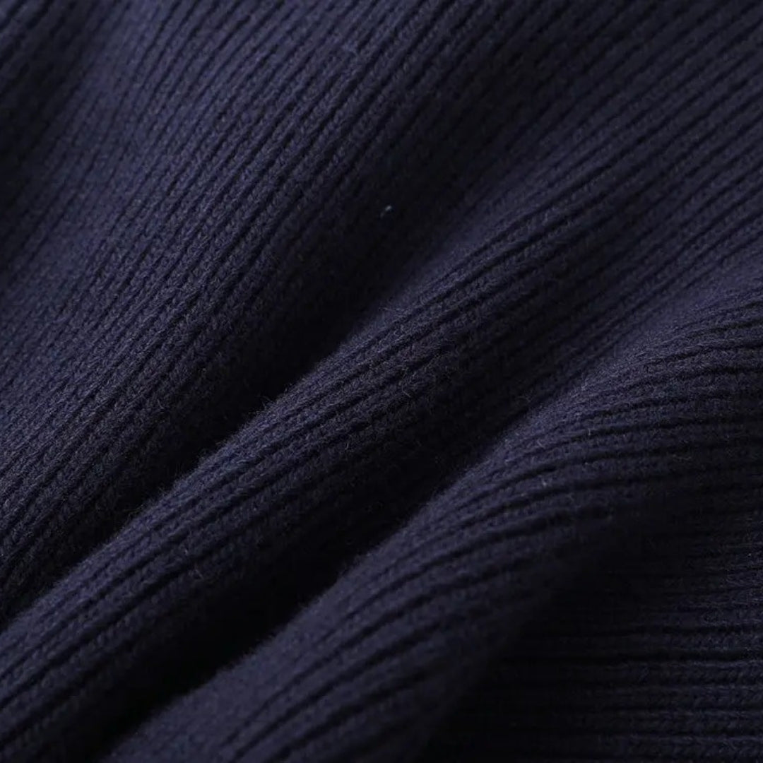 Kofta dam – mörkblå stickad cardigan med denimdetaljer