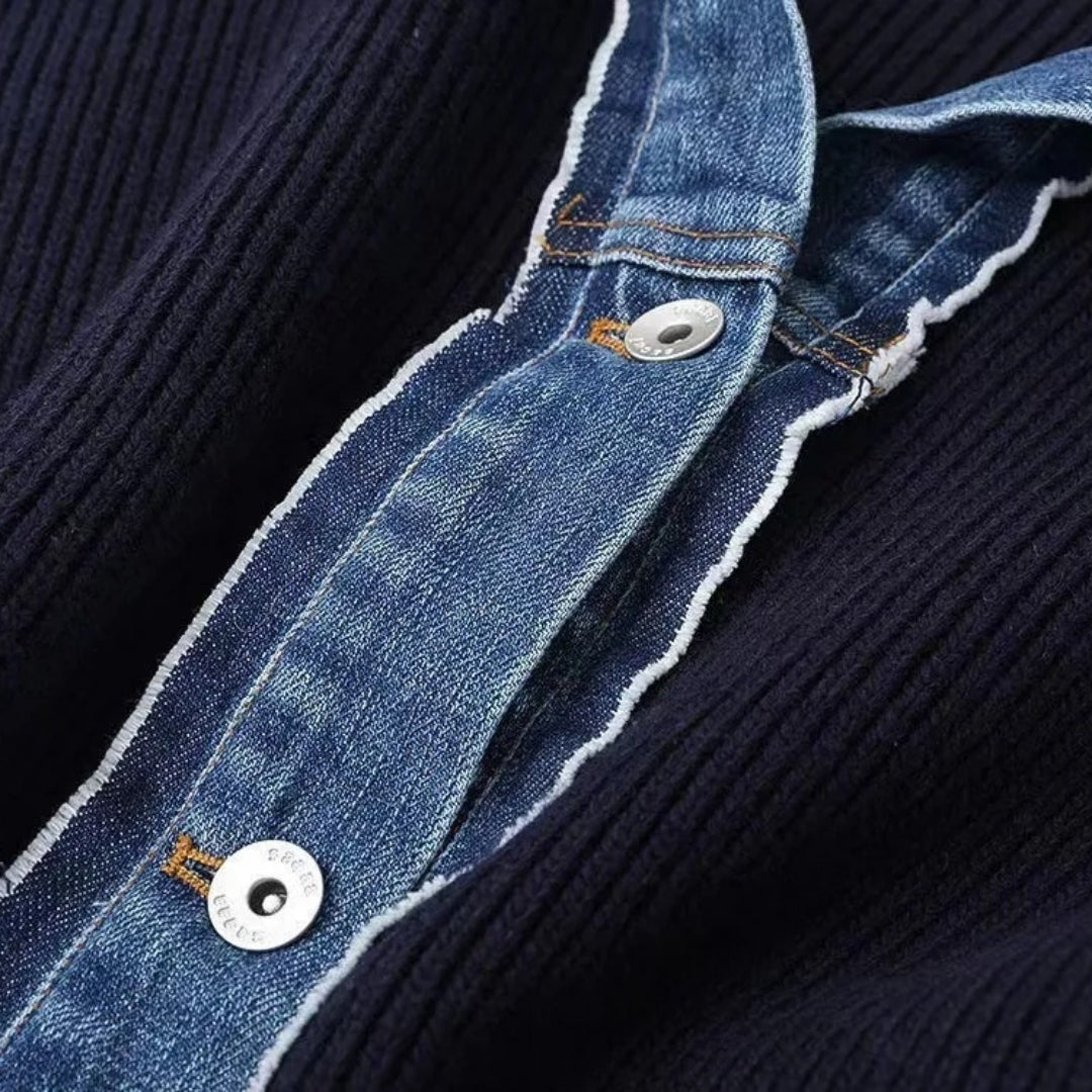 Kofta dam – mörkblå stickad cardigan med denimdetaljer