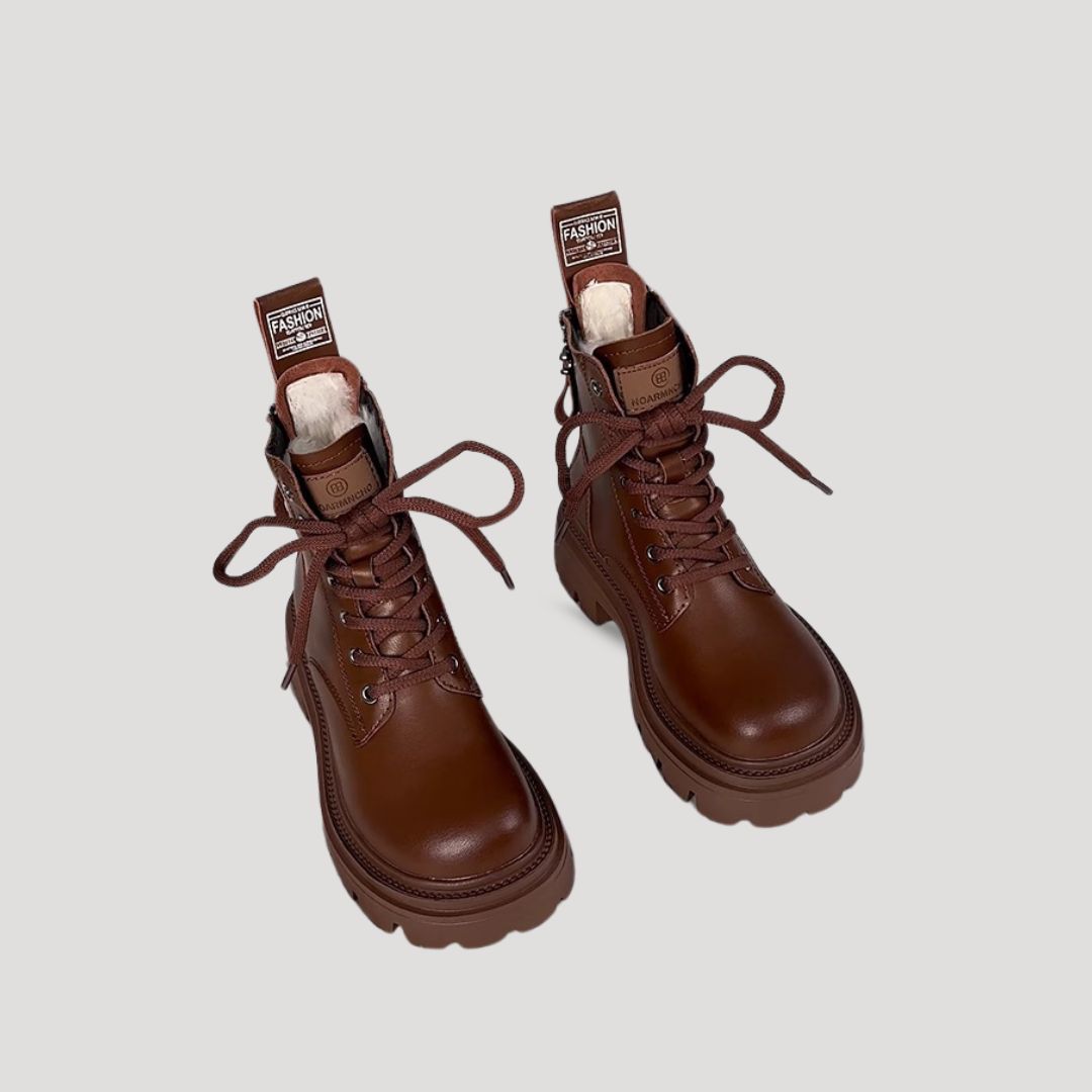 Pälsfodrade ankelstövlar i svart med snörning och chunky sula. 3