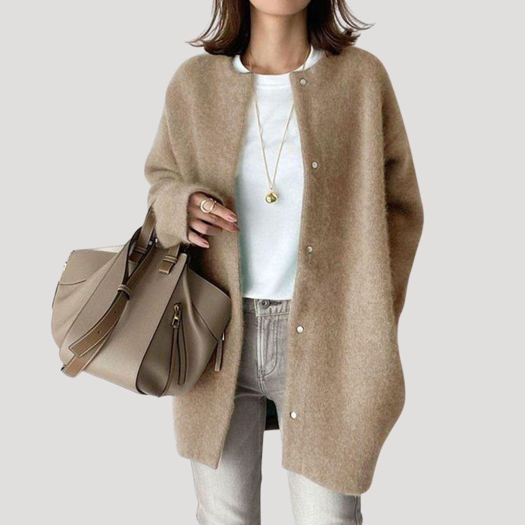 Lång, mjuk, grå ullkardigan med elegant stickad design. 7