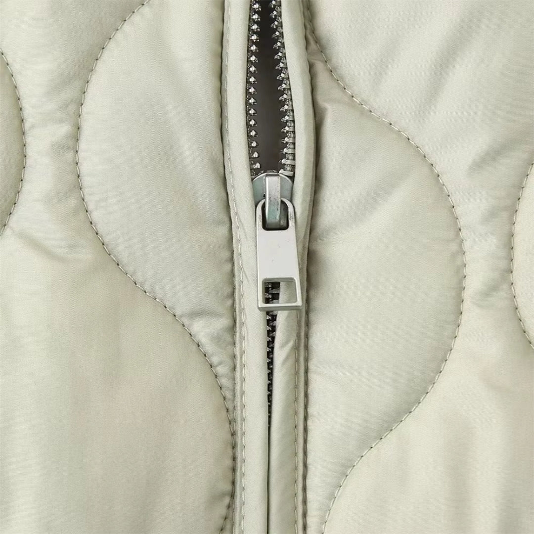 Kvinnors lätt quiltad vinterjacka i svart med strömlinjeformad silhuett. 5