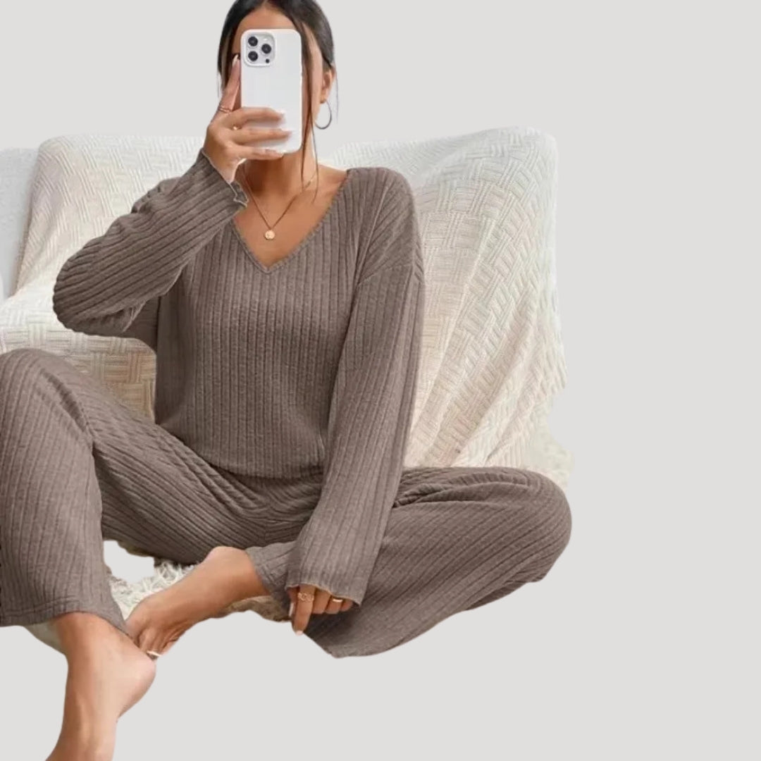 Dam stickat tvådelat set med ribbad struktur