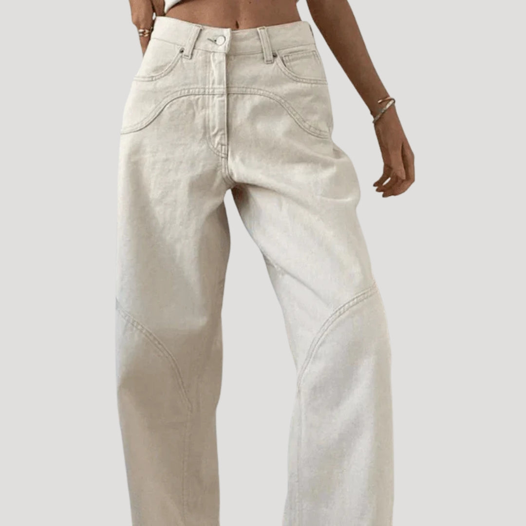 Dam högmidjade vita denimjeans med raka ben och dekorativa sömmar