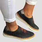 Dam slip on skor i perforerad design