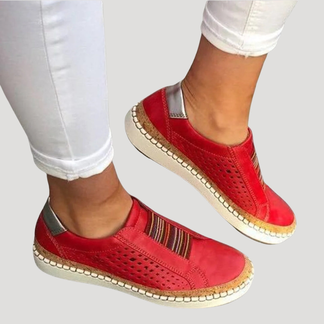 Dam slip on skor i perforerad design