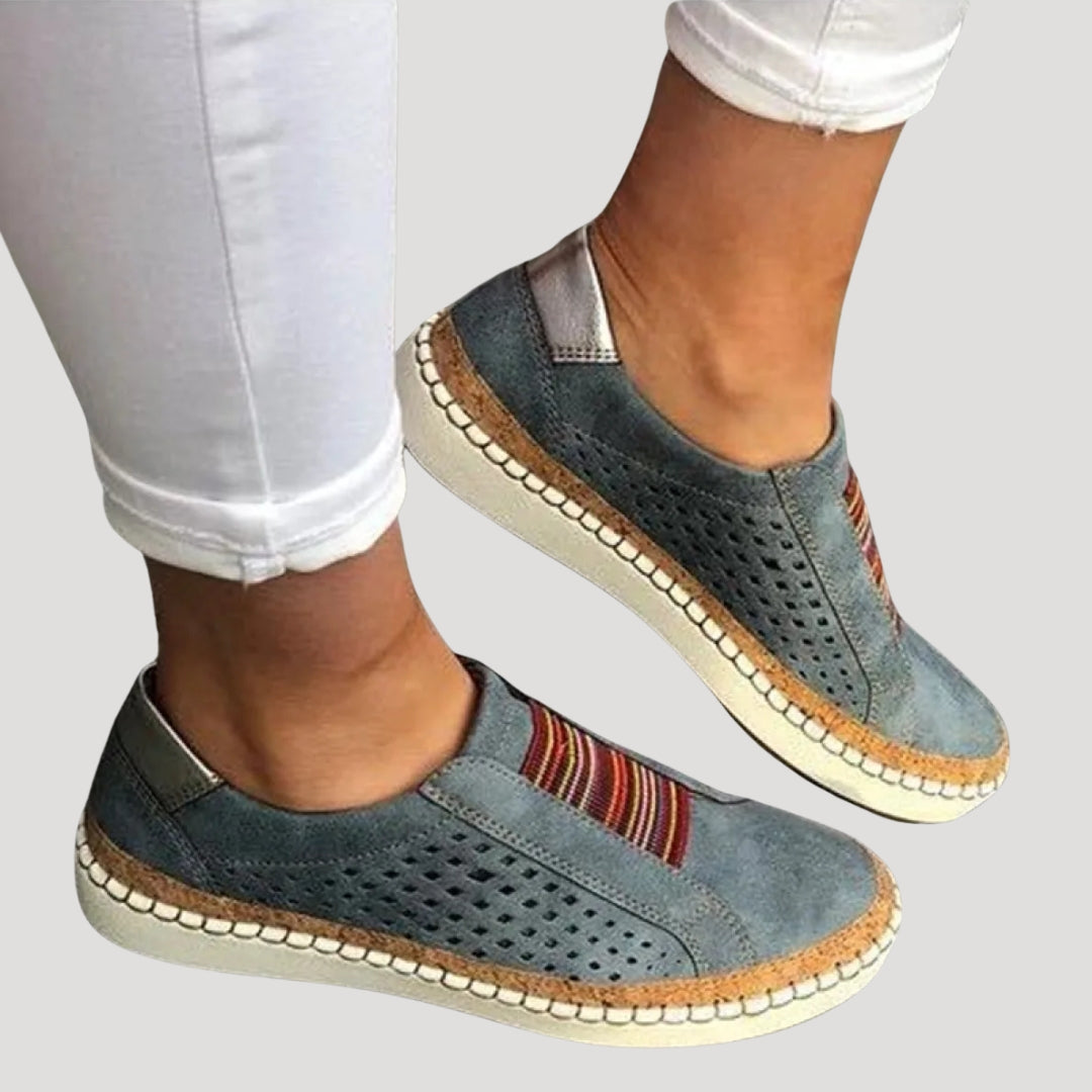Dam slip on skor i perforerad design