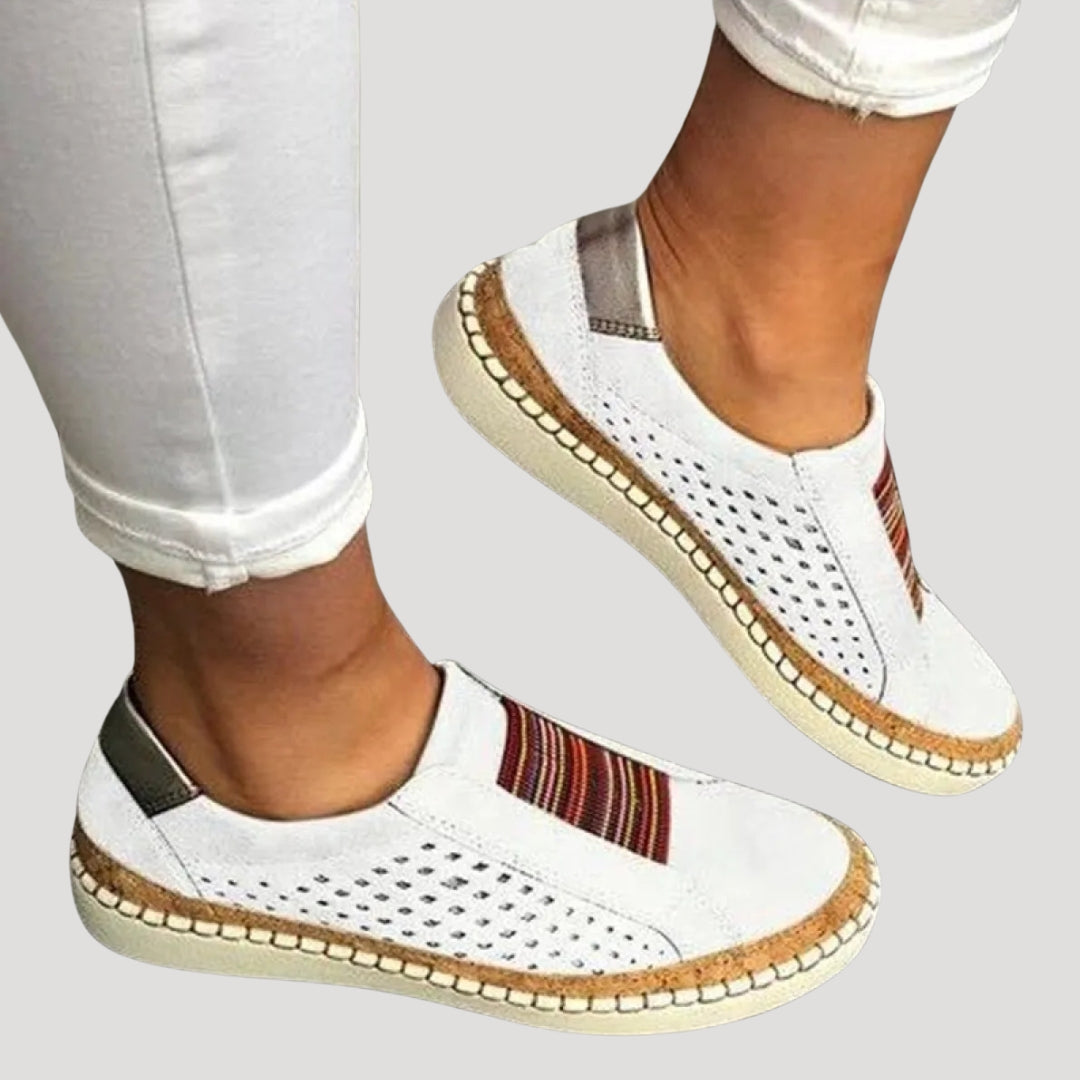 Dam slip on skor i perforerad design