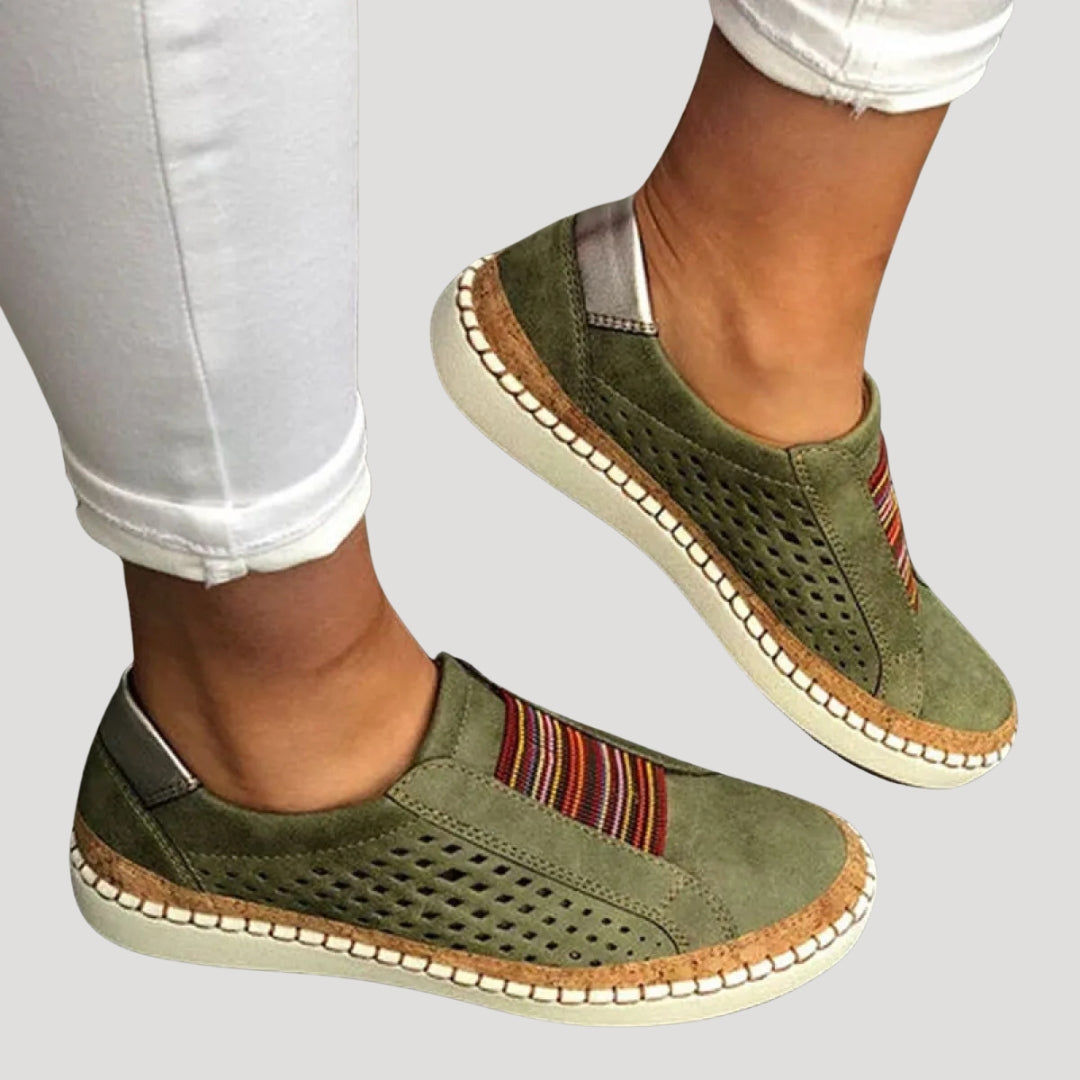 Dam slip on skor i perforerad design