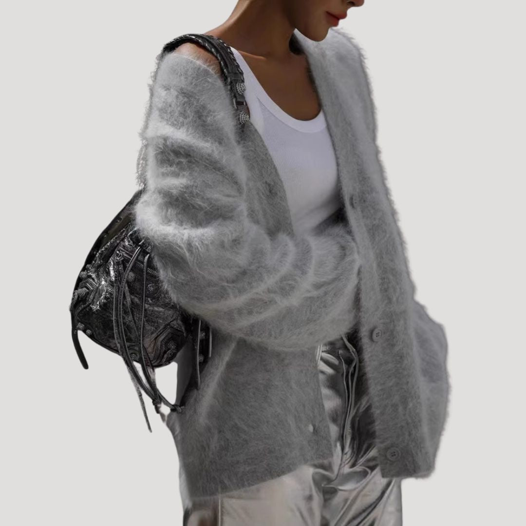 Dam stickad kofta med v ringning och knappar