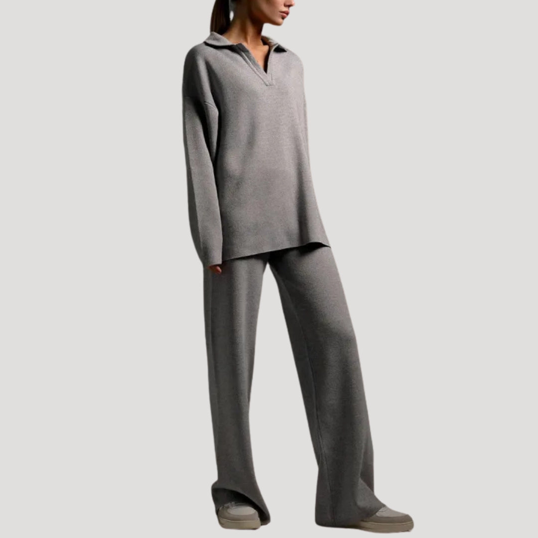 Dam stickat set med tröja och byxor