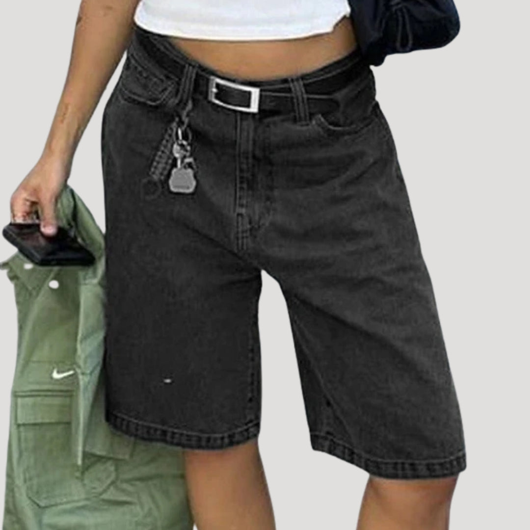 Dam svarta jeansshorts i bermudamodell med raka ben