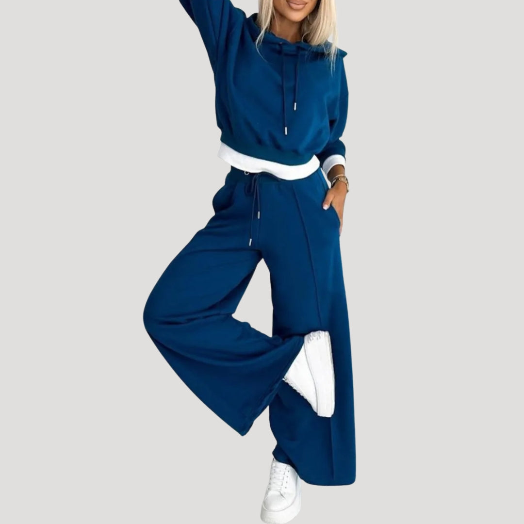 Dam mjukisset med hoodie och vida byxor