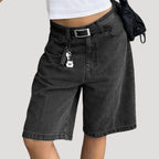 Dam svarta jeansshorts i bermudamodell med raka ben