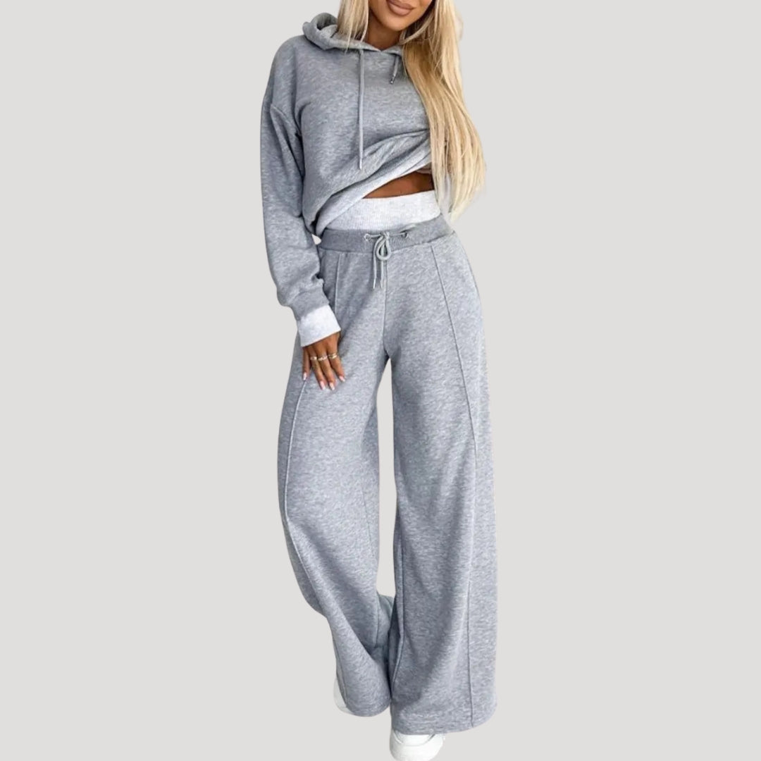 Dam mjukisset med hoodie och vida byxor