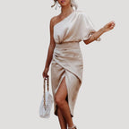 Dam elegant draperad midiklänning fest asymmetrisk stil