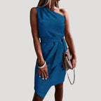 Dam enaxlad omlottklänning i midilängd