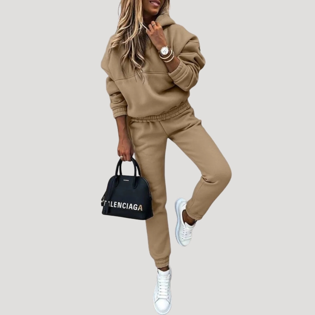 Dam mjukisset med hoodie och byxor