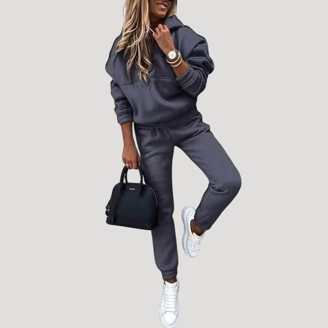 Dam mjukisset med hoodie och byxor