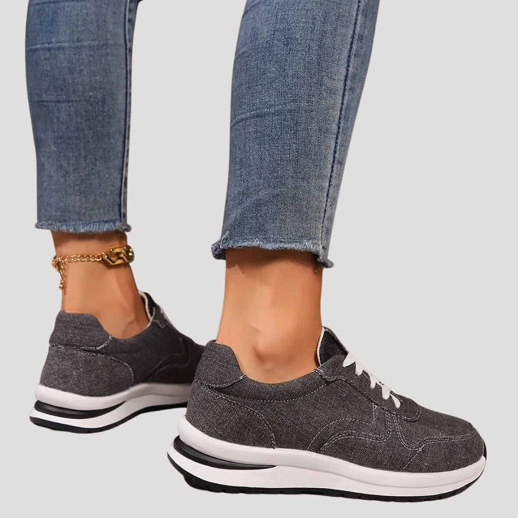 Sneakers dam – denimlook med snörning och dämpning