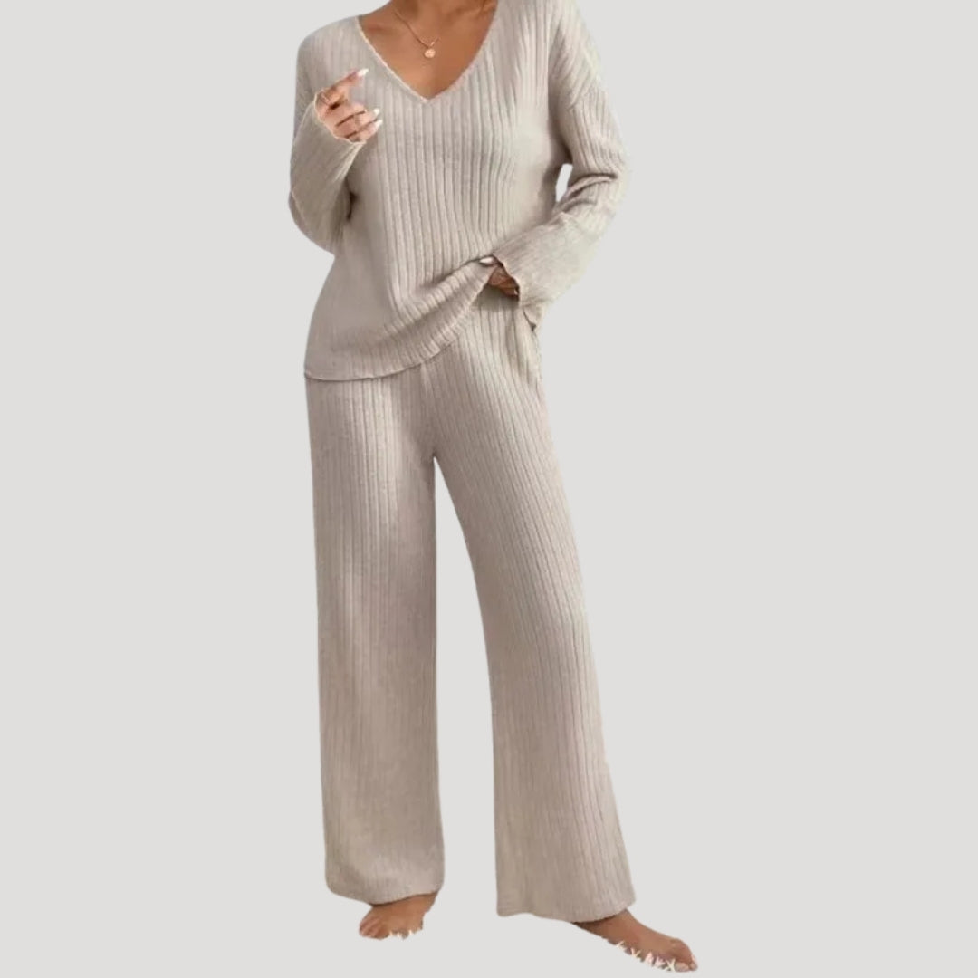 Dam stickat tvådelat set med ribbad struktur