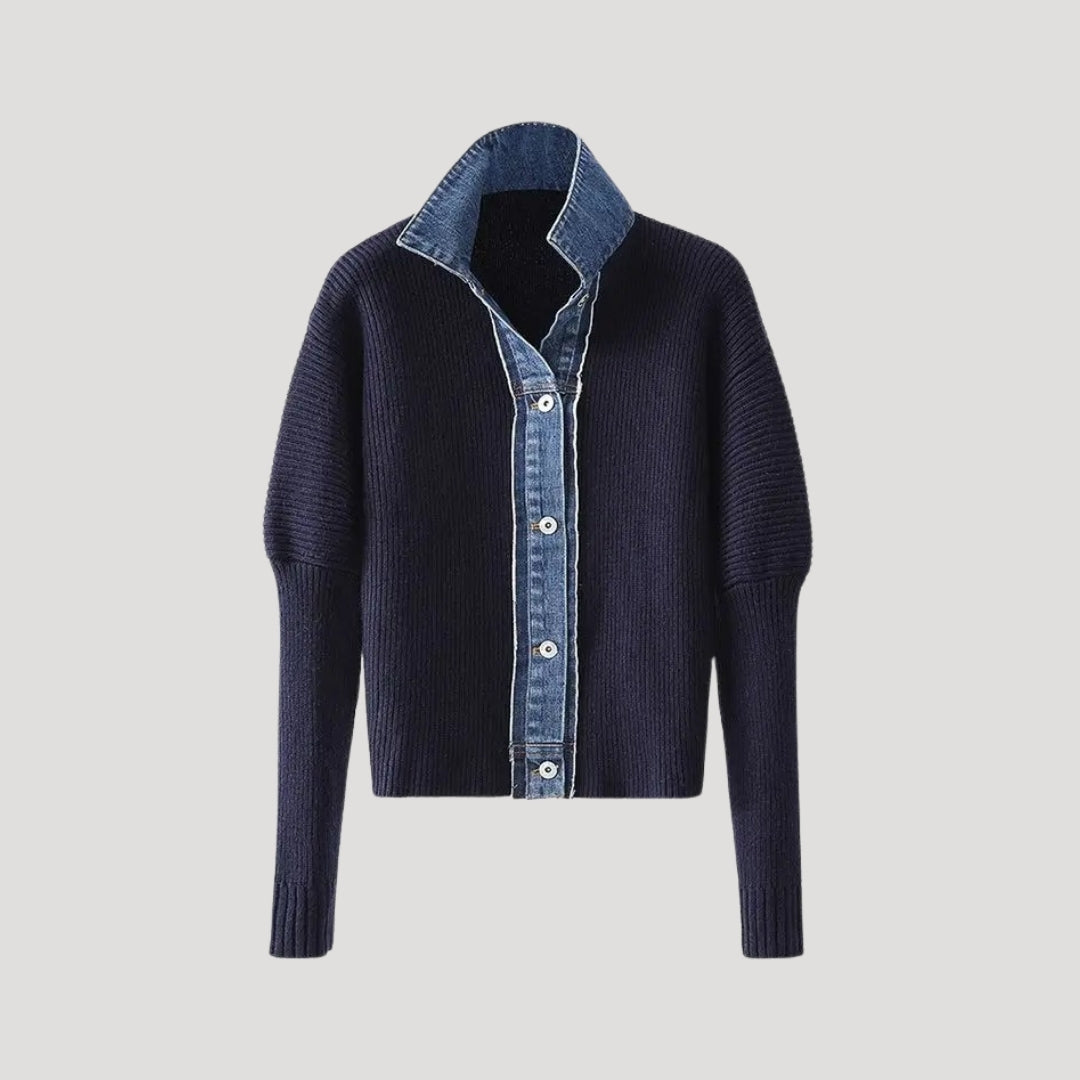 Kofta dam – mörkblå stickad cardigan med denimdetaljer