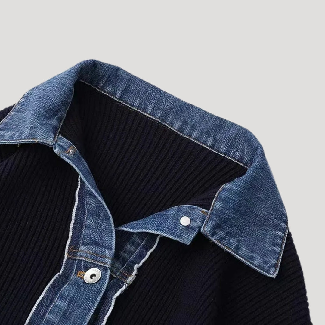 Kofta dam – mörkblå stickad cardigan med denimdetaljer