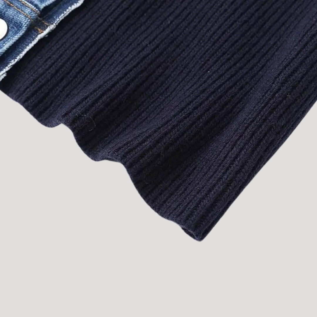 Kofta dam – mörkblå stickad cardigan med denimdetaljer