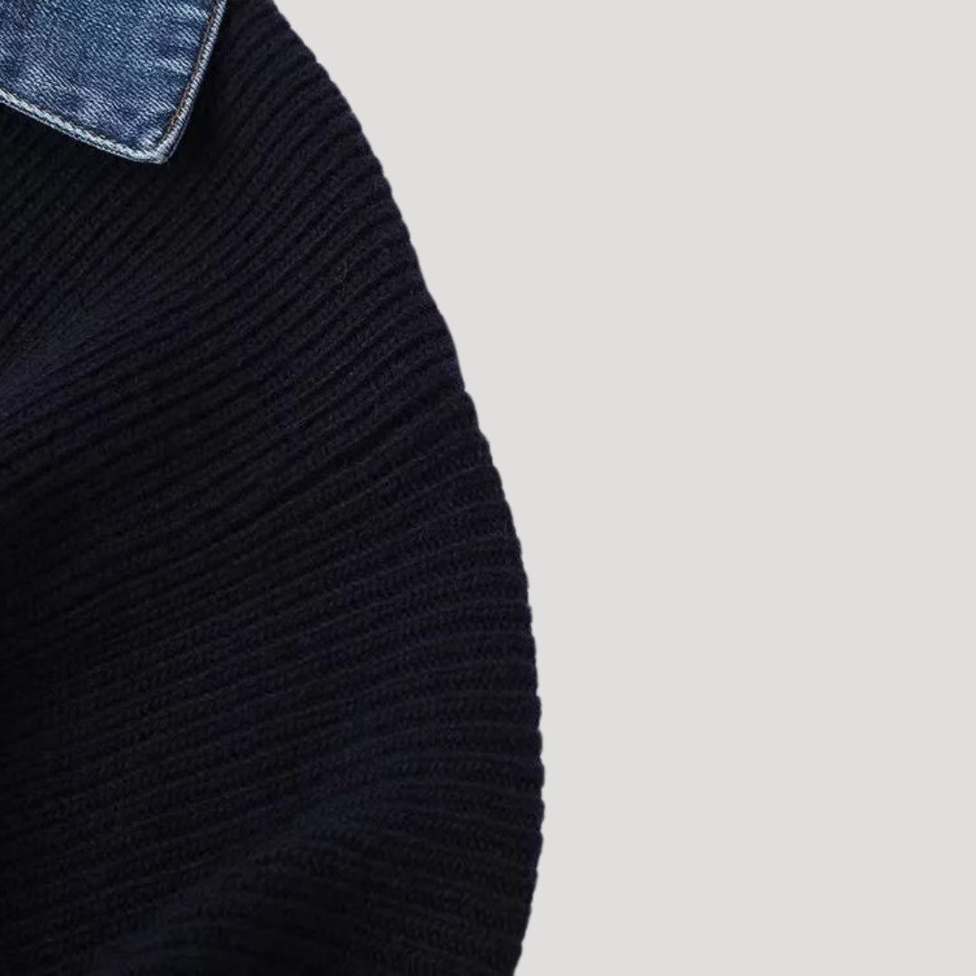 Kofta dam – mörkblå stickad cardigan med denimdetaljer