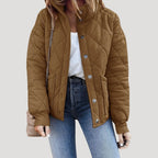 Lätt vadderad quiltad bomberjacka i grön med dragkedja. 1