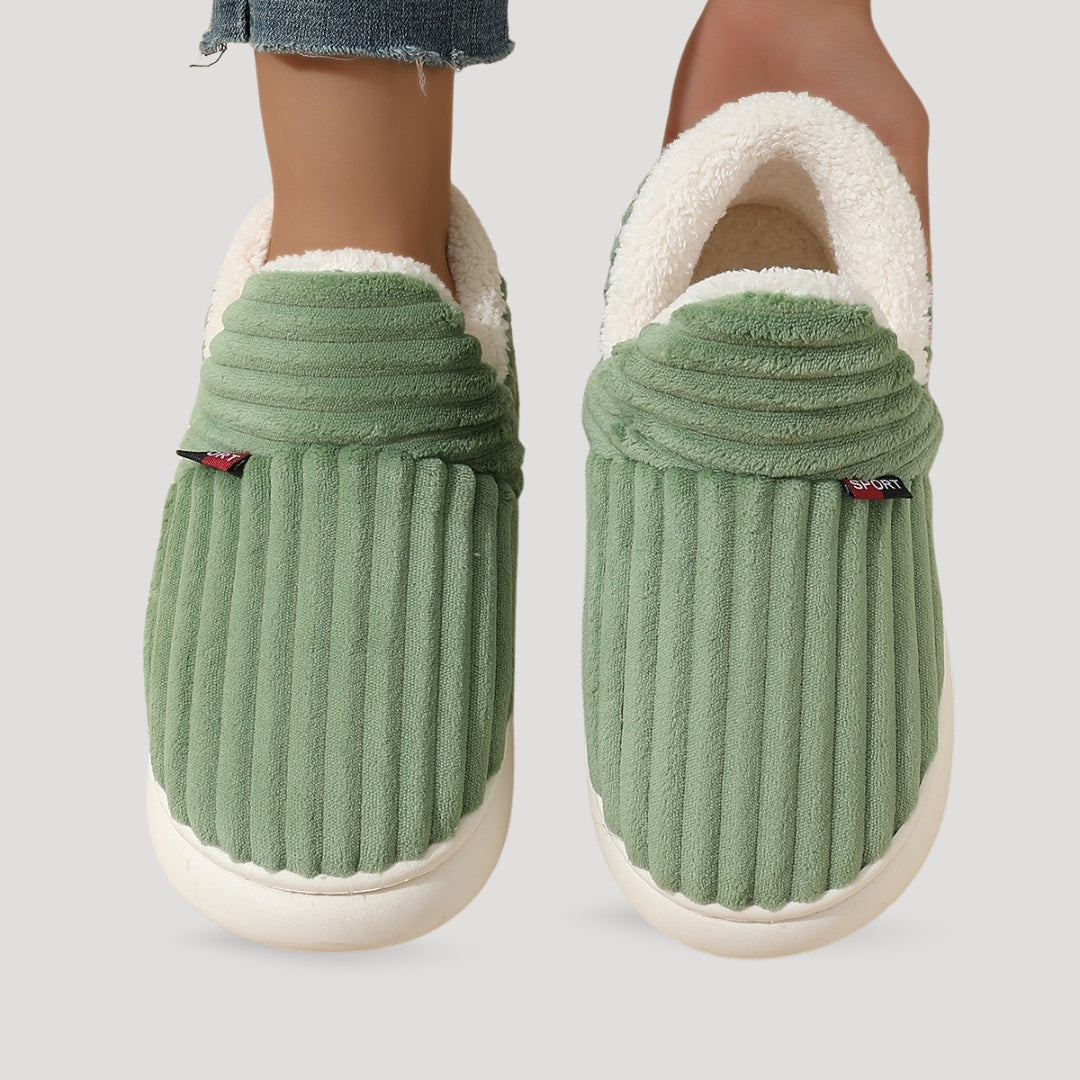 Fleece-lined women's slipper boots in cozy grey. 0