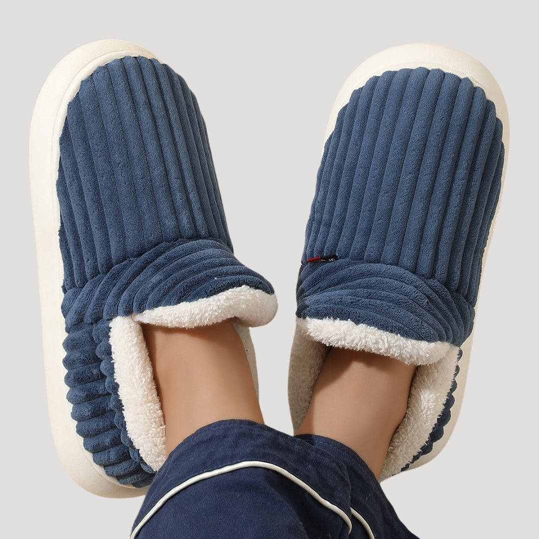 Fleece-lined women's slipper boots in cozy gray. 2