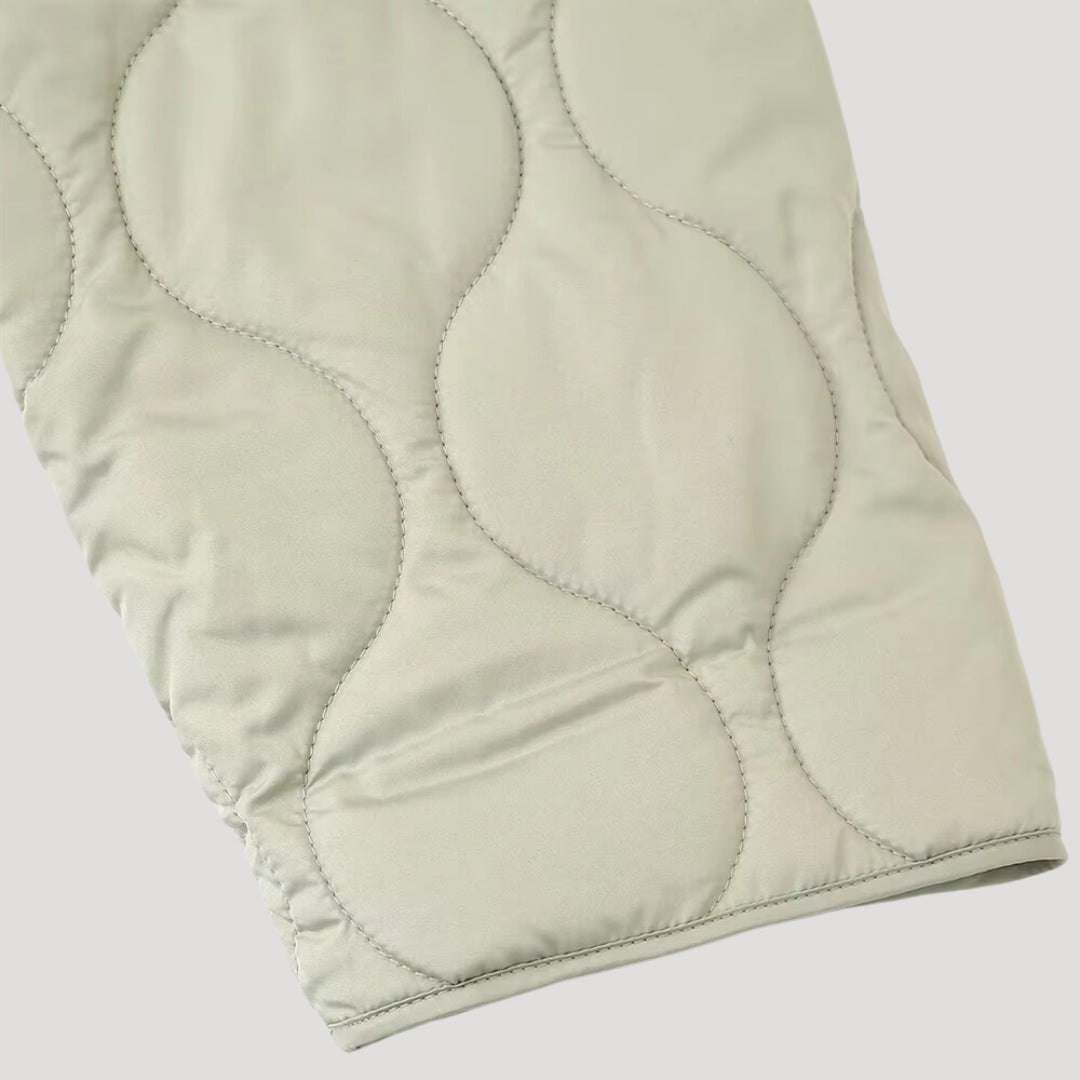 Kvinnors lätt quiltad vinterjacka i svart med strömlinjeformad silhuett. 2