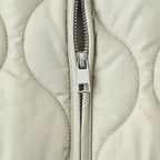 Kvinnors lätt quiltad vinterjacka i svart med strömlinjeformad silhuett. 5