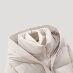 Vinterjacka puffer i svart med huva och bälte, stilren passform. 5