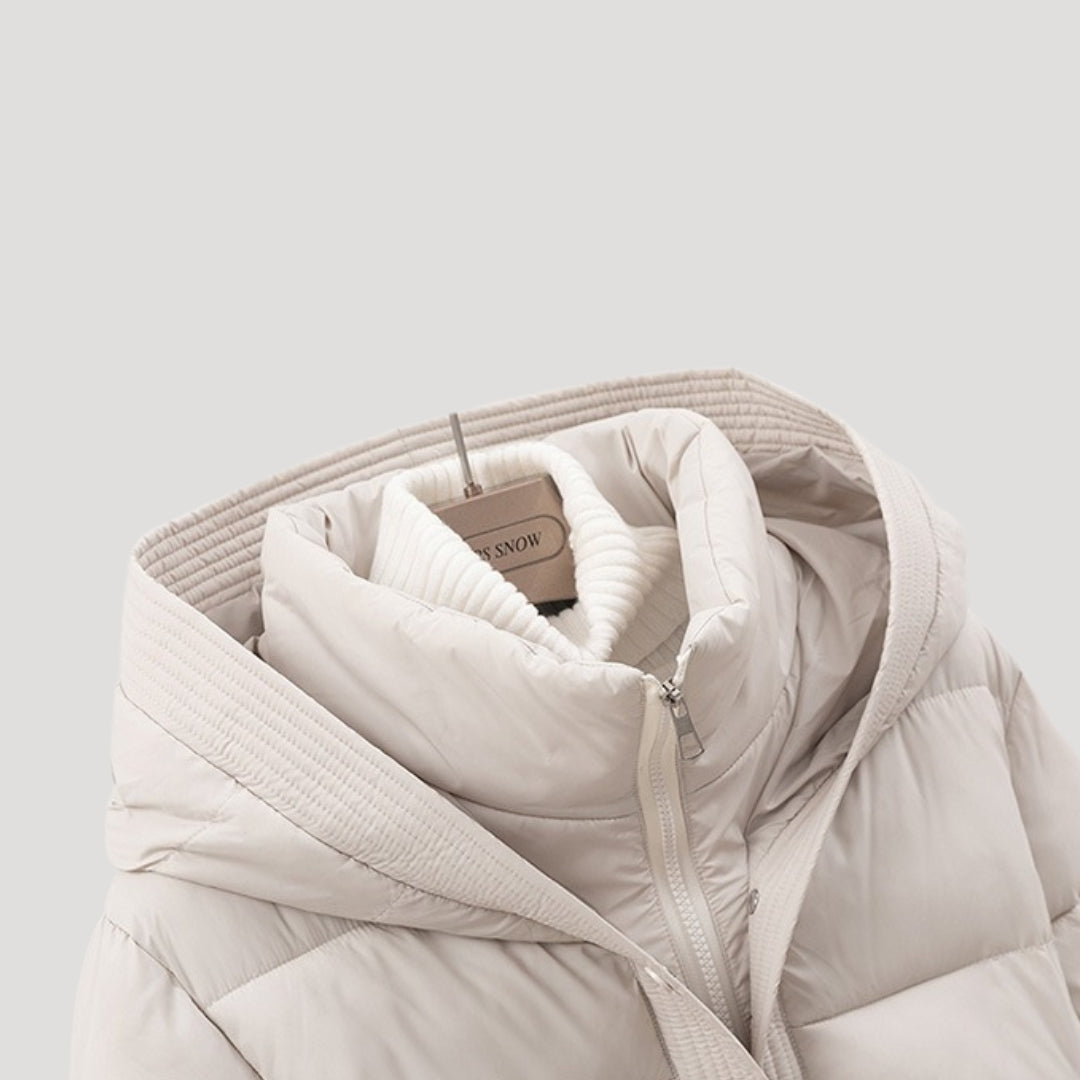 Vinterjacka puffer i svart med huva och bälte, stilren passform. 5