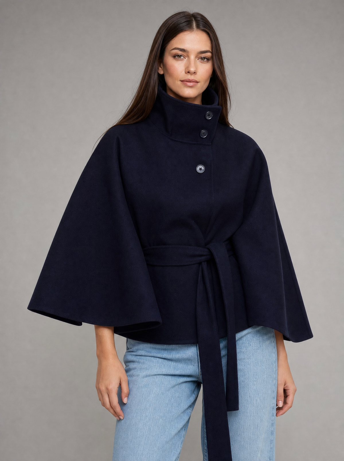 Bältad omlottponcho för kvinnor – kort cape i ull med hög krage – produktbild 5
